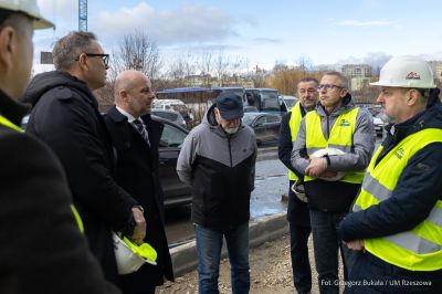 zdjęcie z uroczystego wmurowania symbolicznego kamienia węgielnego na terenie budowy Podkarpackiego Centrum Lekkiej Atletyki w Rzeszowie, fot. Grzegorz Bukała, Urząd Miasta Rzeszowa